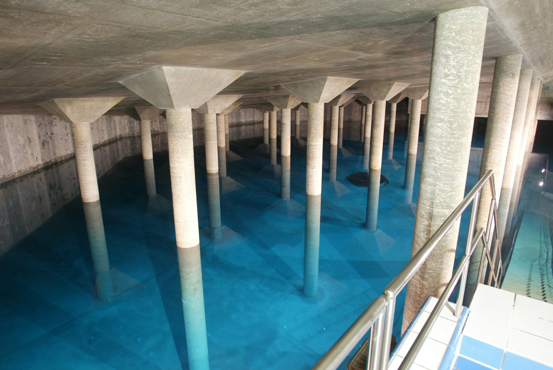 Unterirdischer Wasserspeicher mit Säulen.