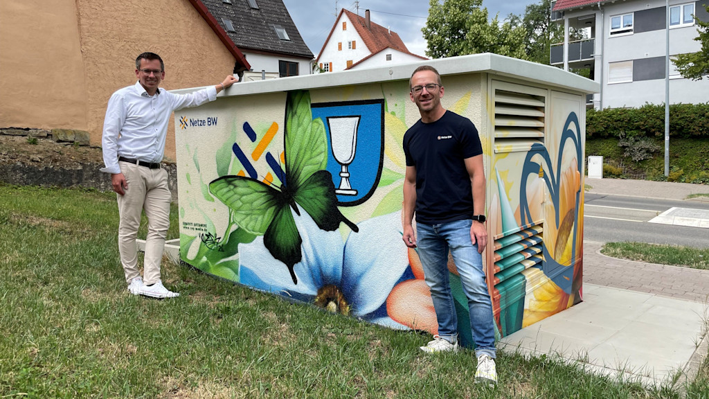 Bürgermeister Benjamin Finis und Regionalmanager Kevin Schlund stehen an neu gestalteter Umspannstation in Mötzingen.
