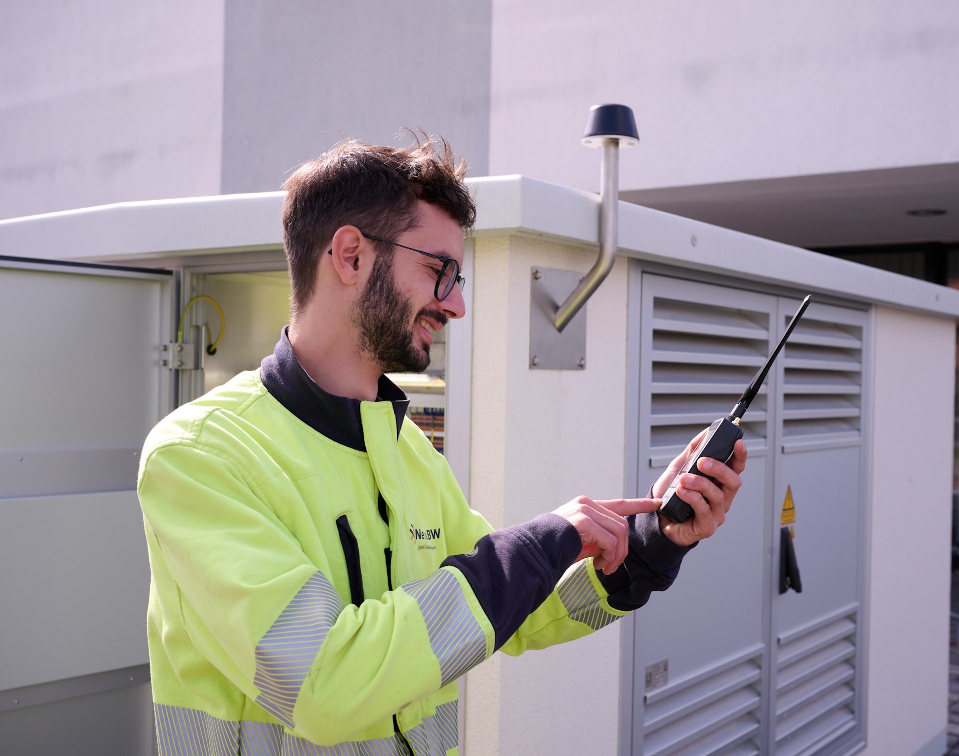 Mitarbeiter bedient PegelMeter.