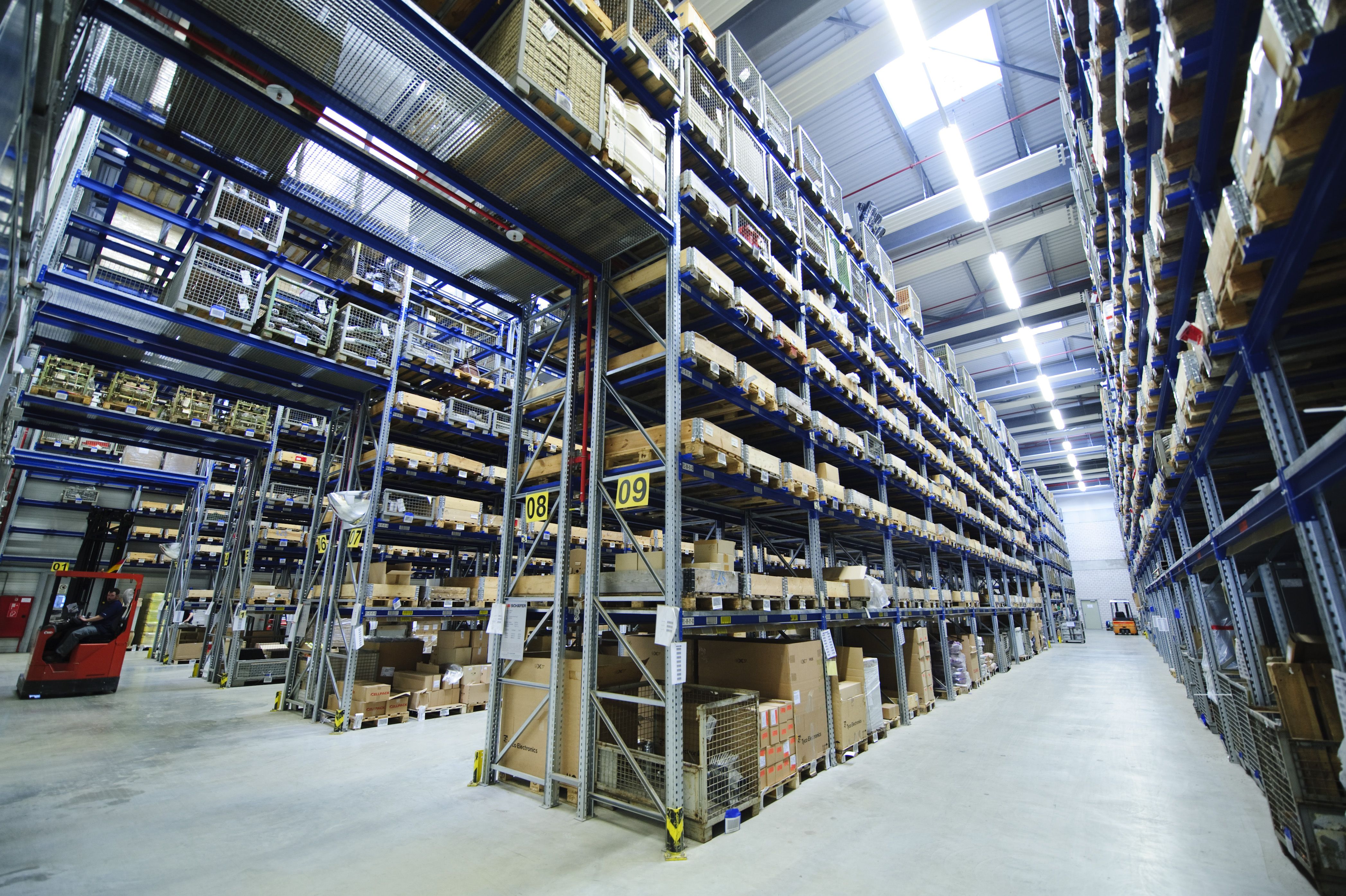 Hochregallager mit Gabelstapler.