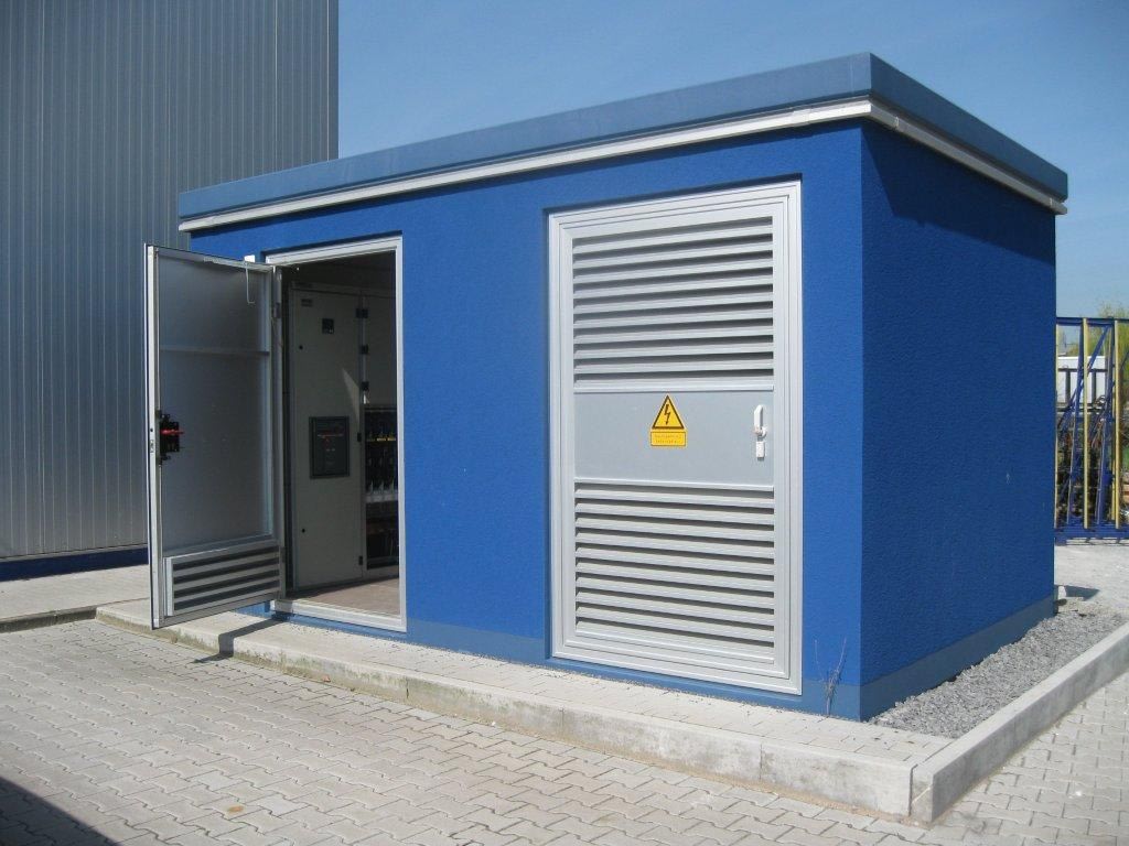 Blaue Trafostation mit geöffneter Tür.
