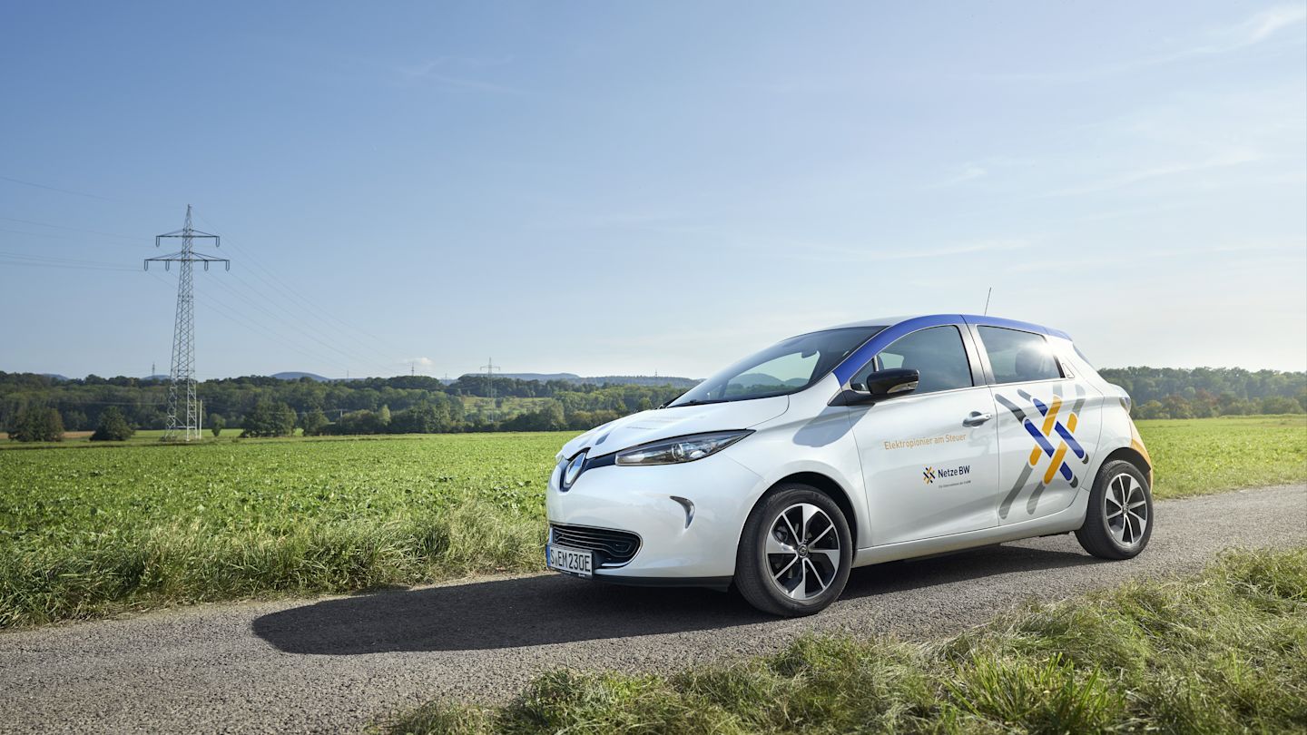 Elektroauto von Netze BW auf einem Feldweg.