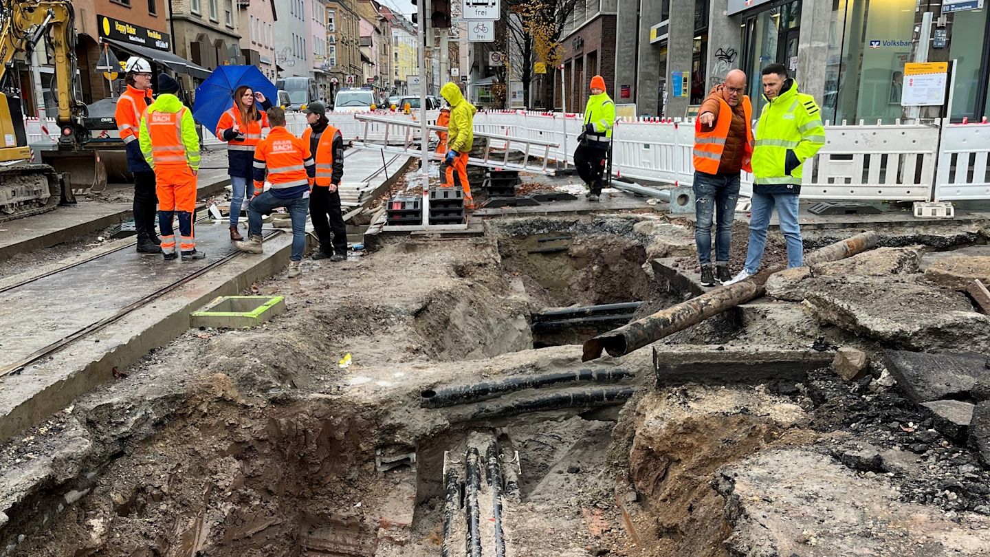Menschen besichtigen Baustelle am Erwin-Schöttle-Platz.
