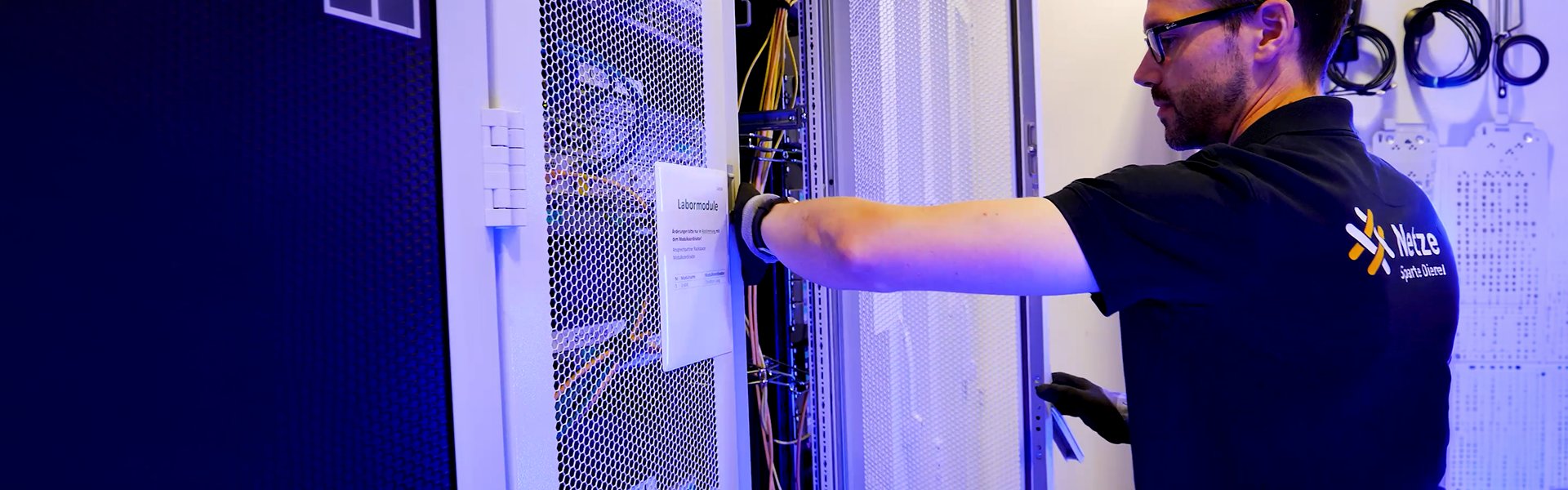 Netze BW Mitarbeiter arbeitet an einem Serverschrank im Rechenzentrum