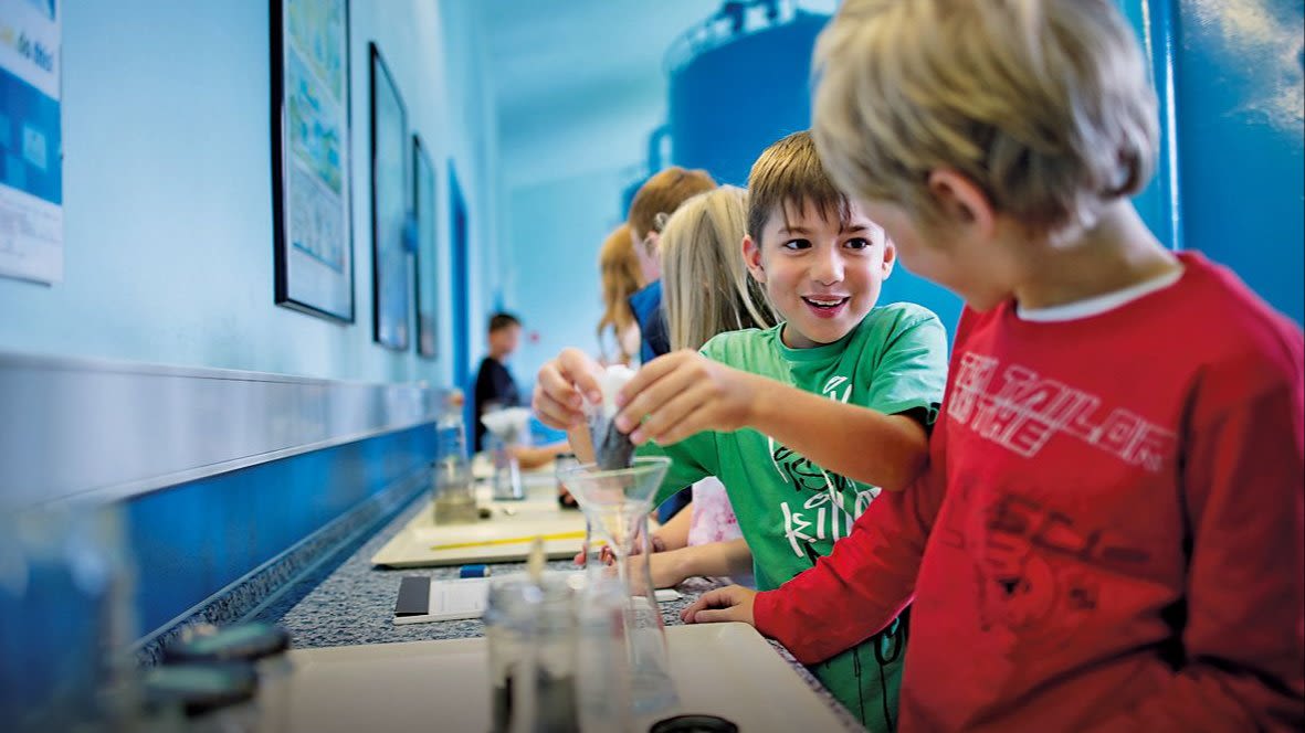 Kinder experimentieren im Labor.