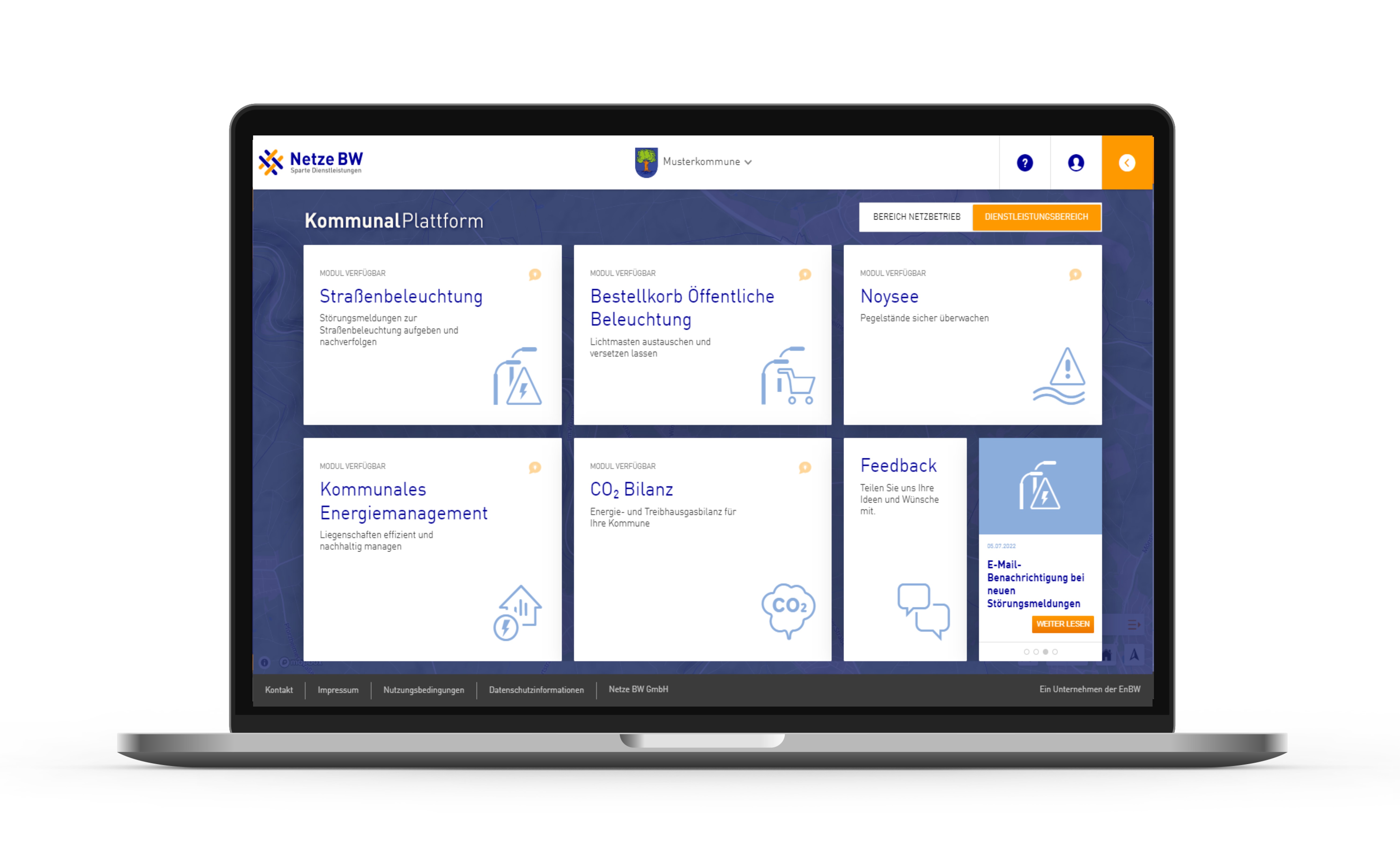 Aufgeklappter Laptop zeigt kommunalPlattform von Netze BW.