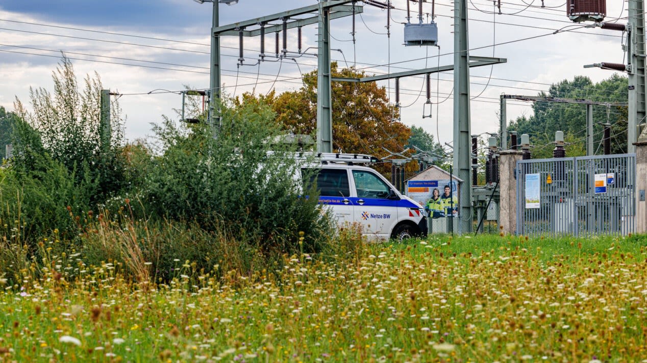 Netze-BW-Fahrzeug vor Umspannwerk.