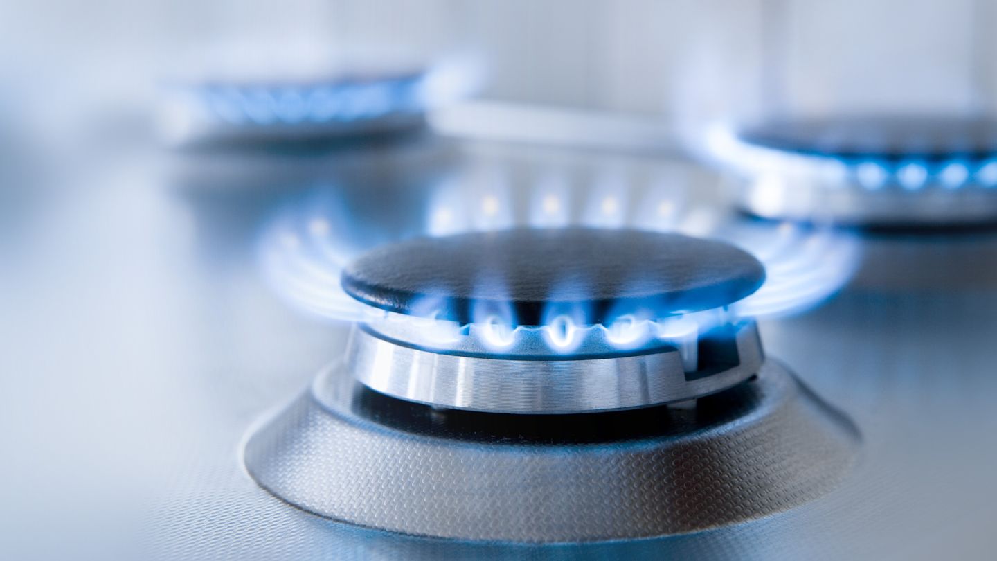 Gasherdbrenner mit blauer Flamme.