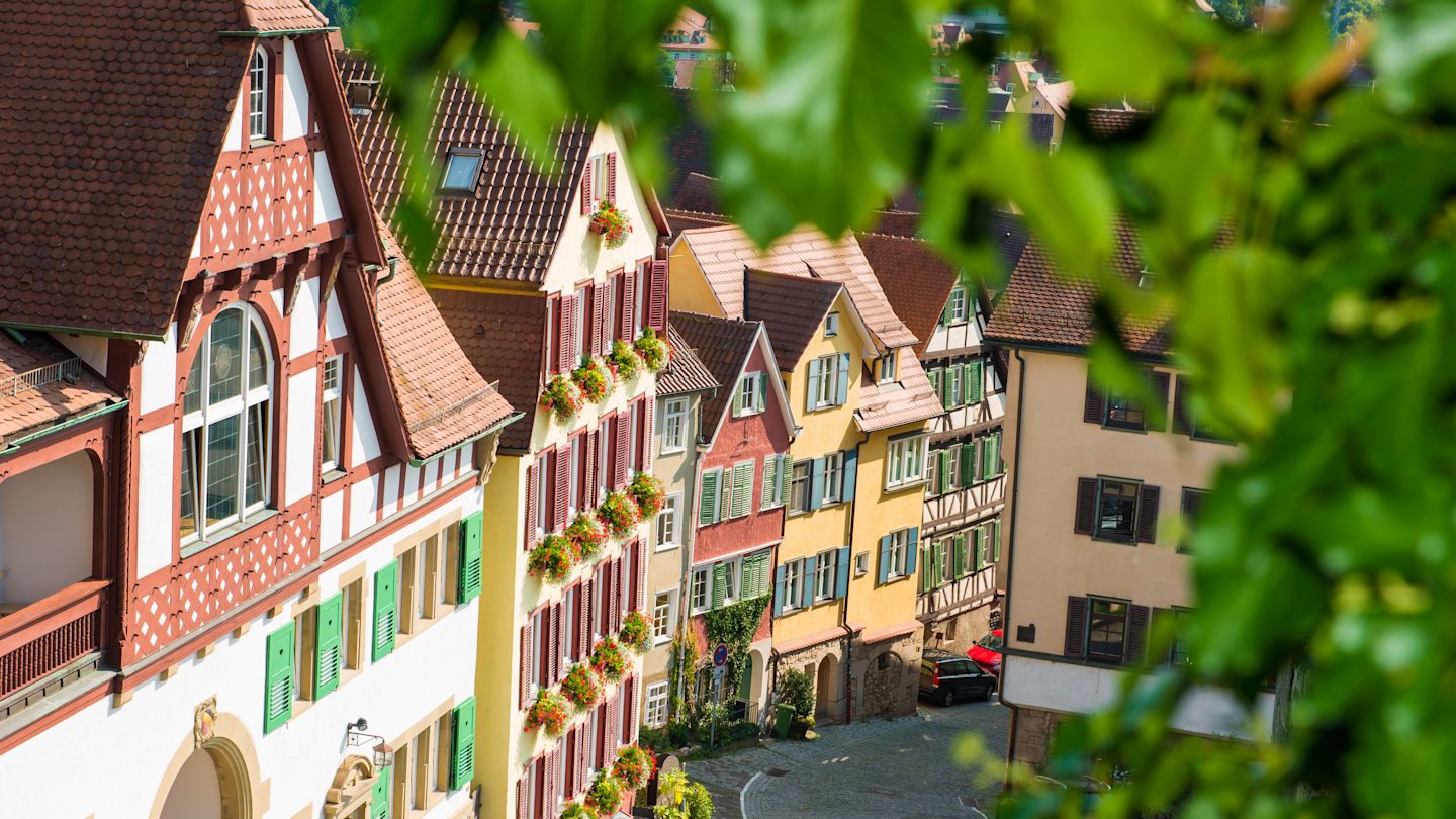 Fachwerkhäuser in einer historischen Altstadt.