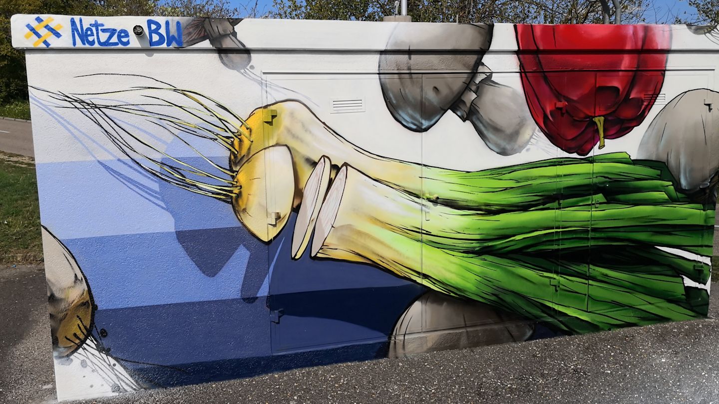 Gemüse-Graffiti an einer Schaltstation von Netze BW.