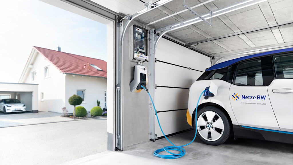 E-Auto lädt in Garage an Netz BW Wallbox.