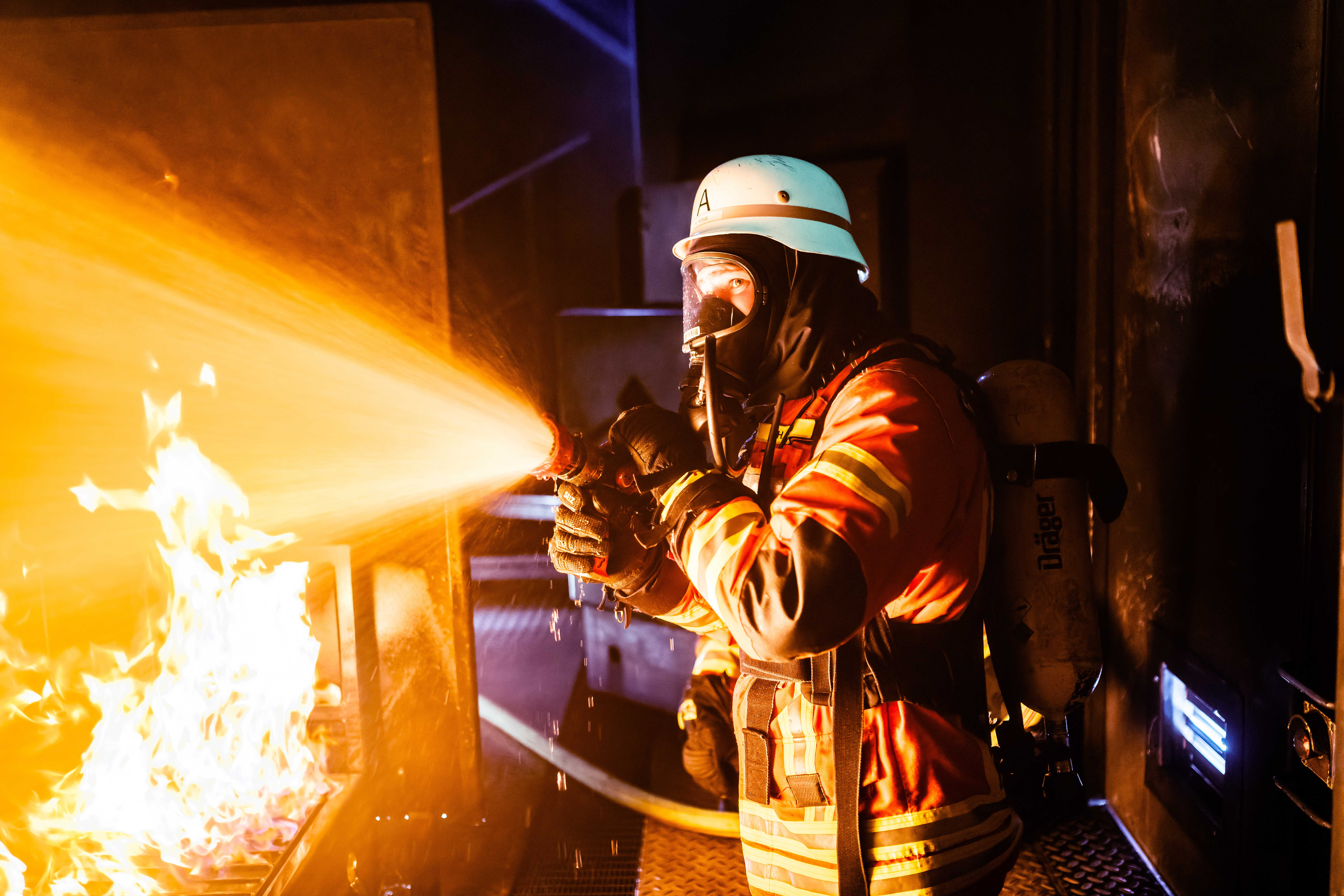 Feuerwehrmann löscht Feuer.