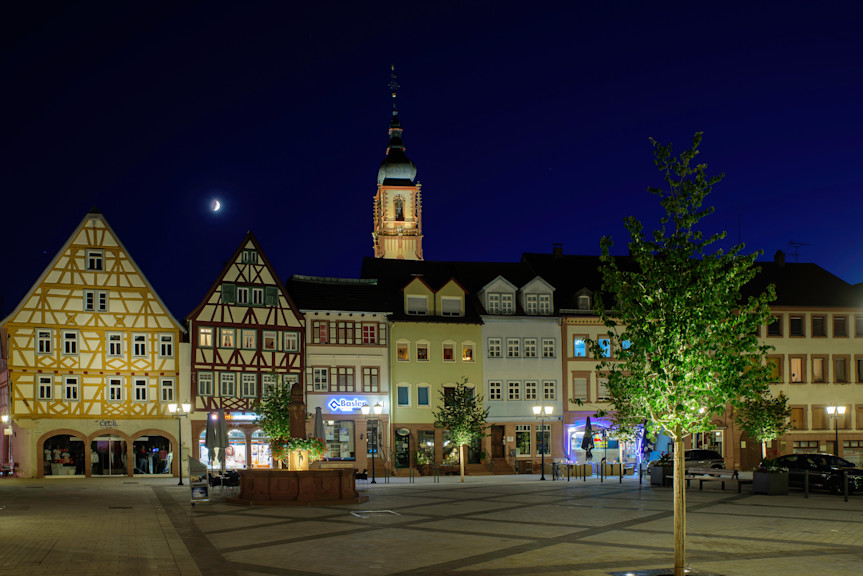 Nachtaufnahme Marktplatz mit Fachwerkhäusern.