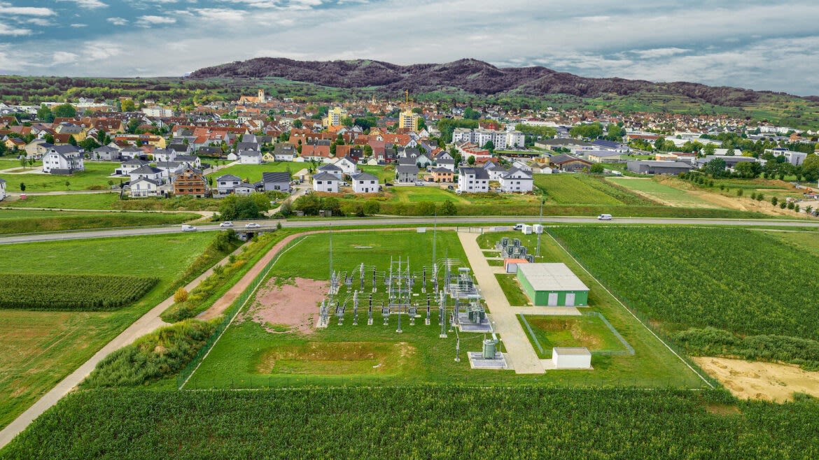 Luftbild: Umspannwerk neben Wohnsiedlung.