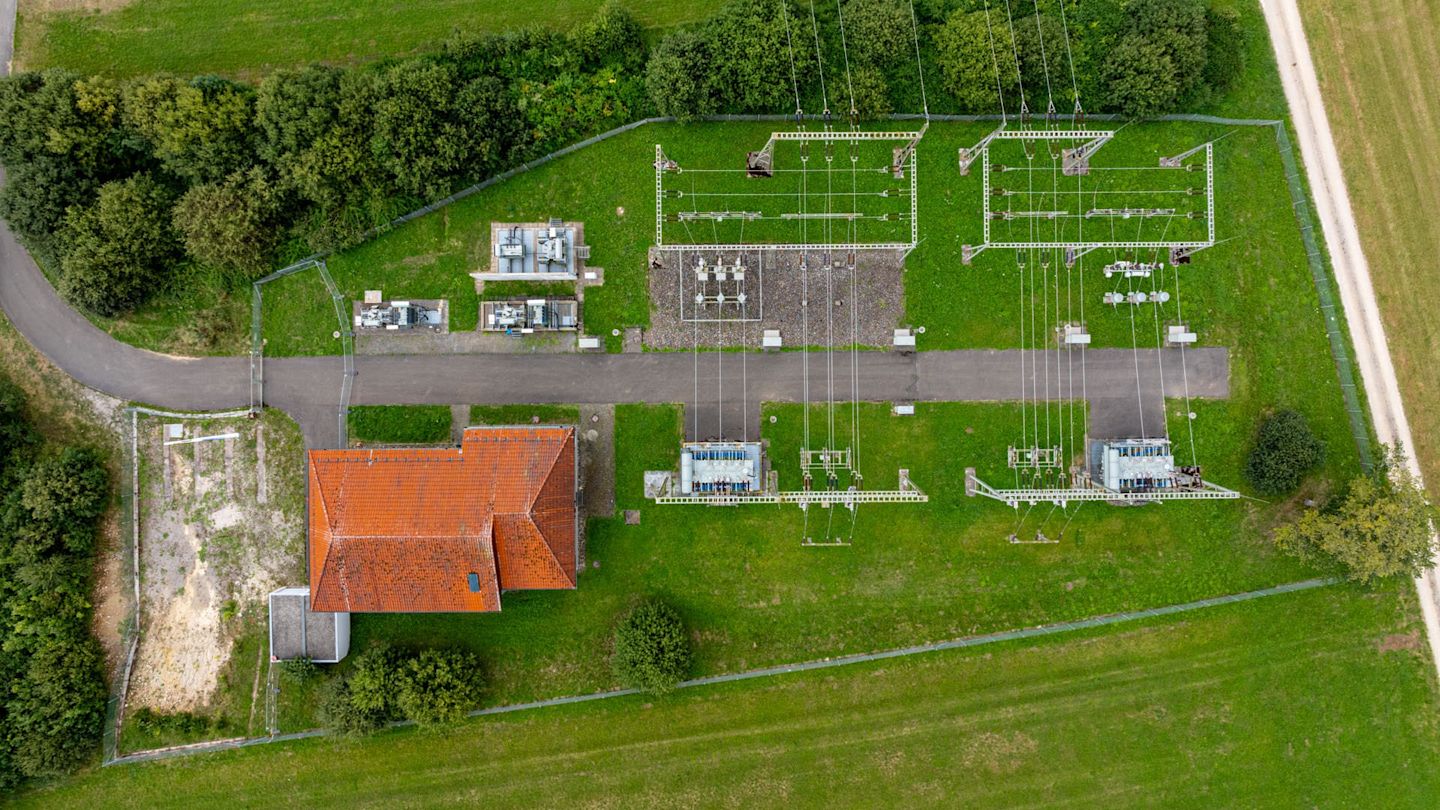 Luftbild: Umspannwerk mit Gebäude.