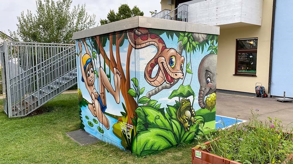 Bunte Trafostation vor dem Kindergarten in Heiningen
