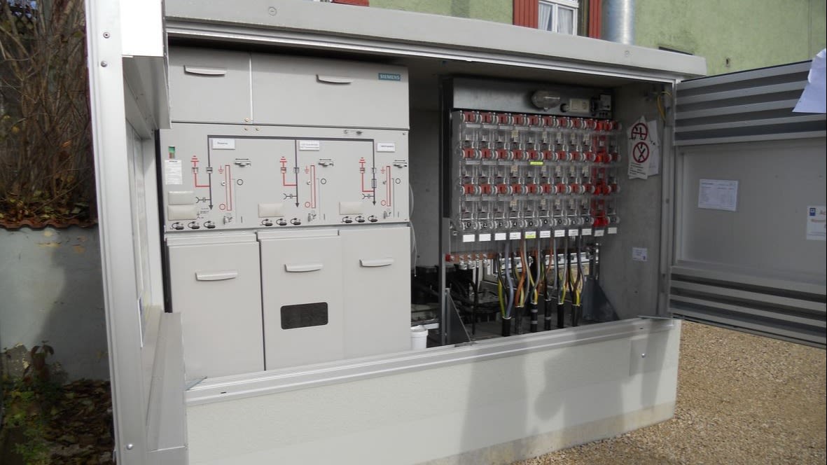 Offener Schaltkasten mit elektrischen Komponenten.