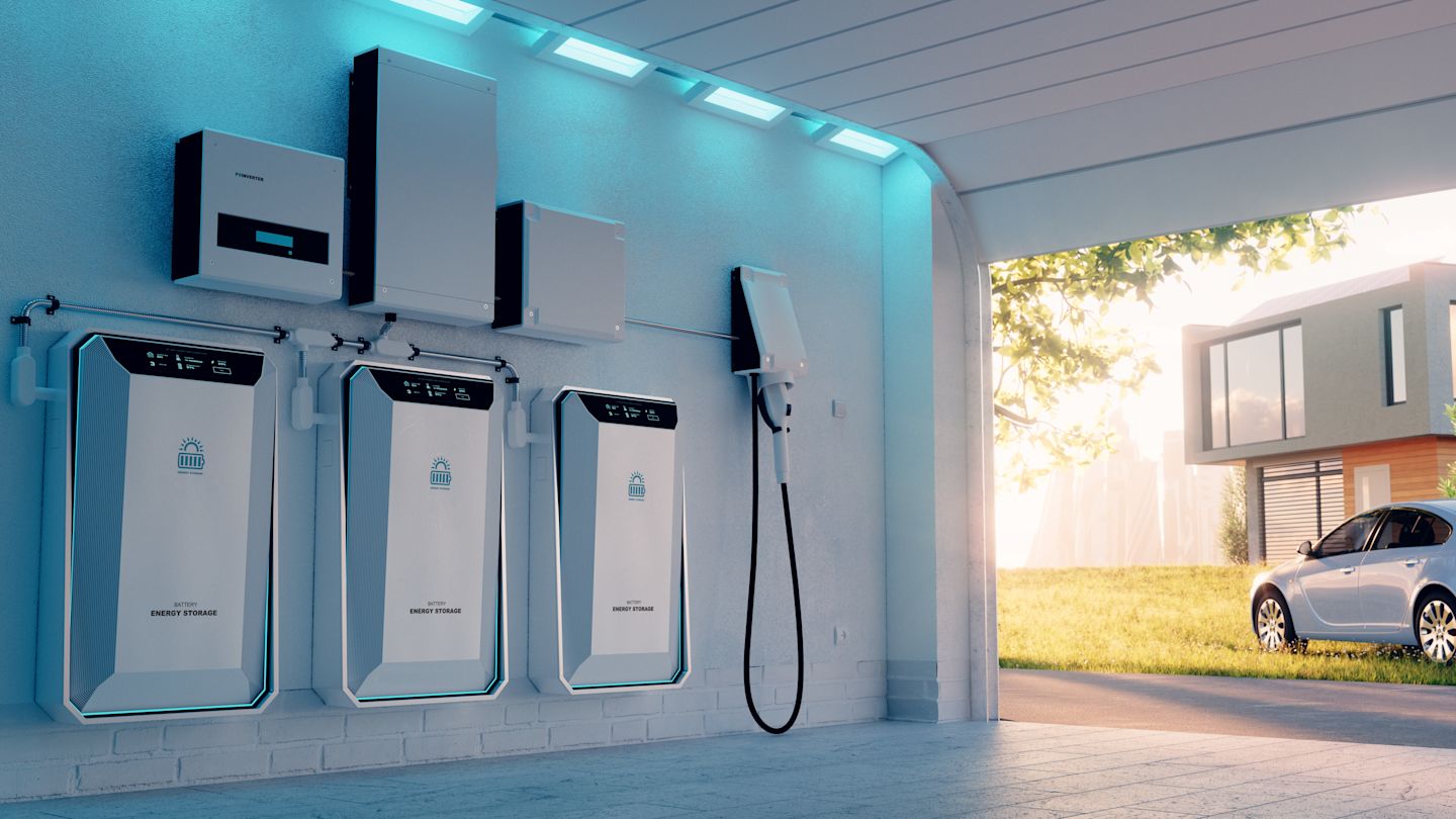 Heimatstromspeicher und E-Auto-Ladestation in Garage.