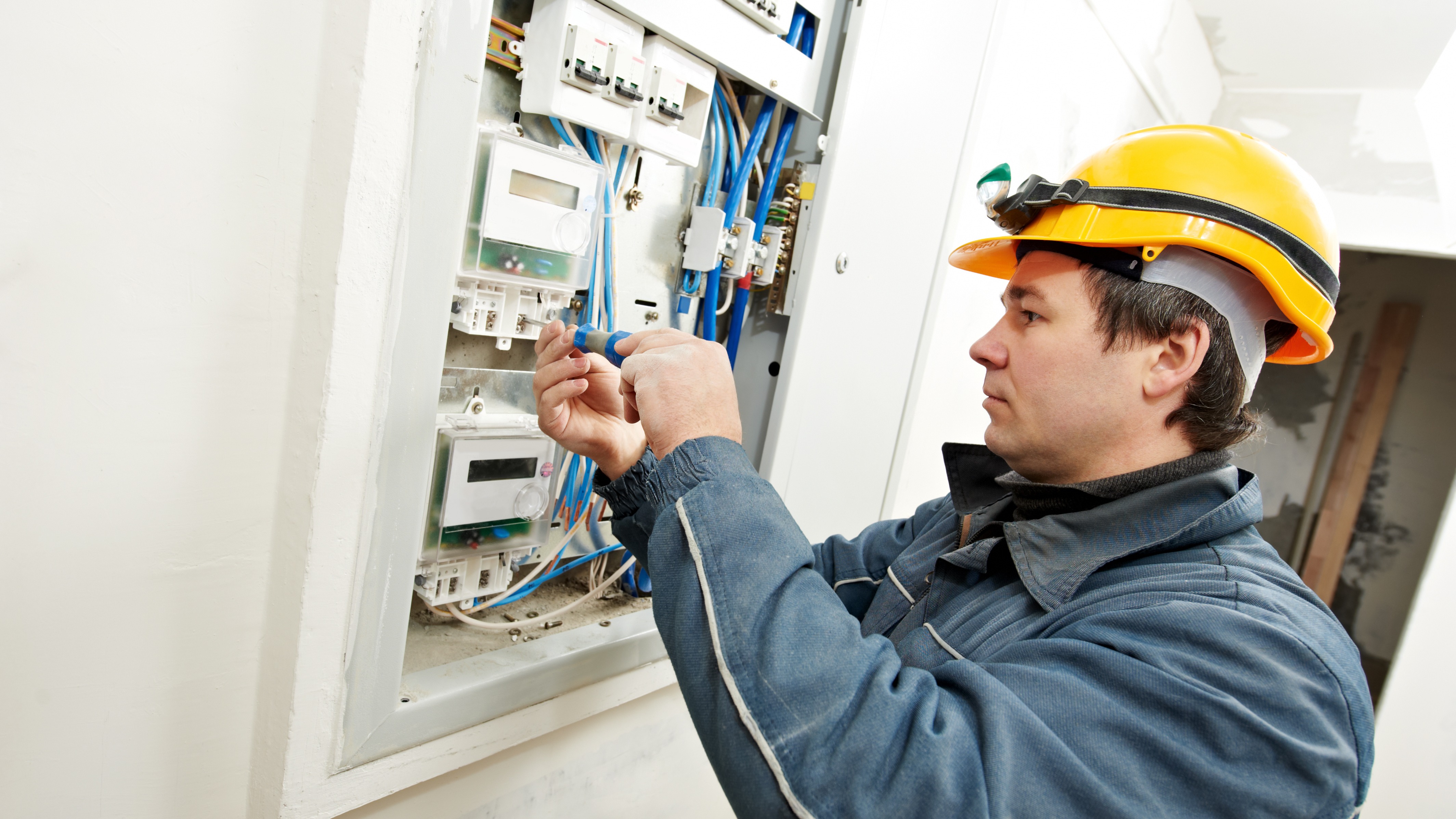 Elektriker repariert Schaltkasten.