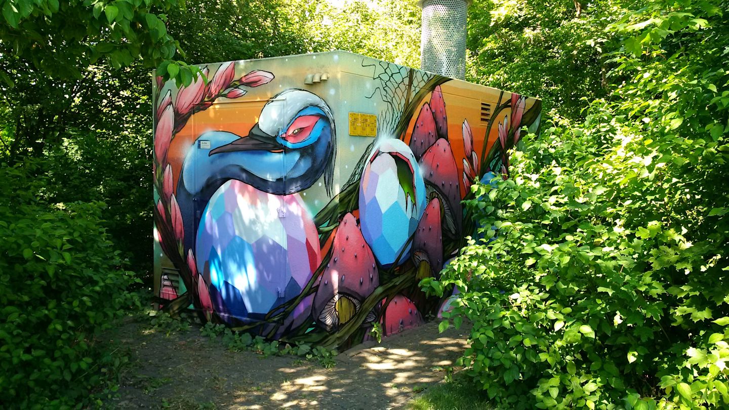 Graffiti: Bunter Vogel und Pilze.