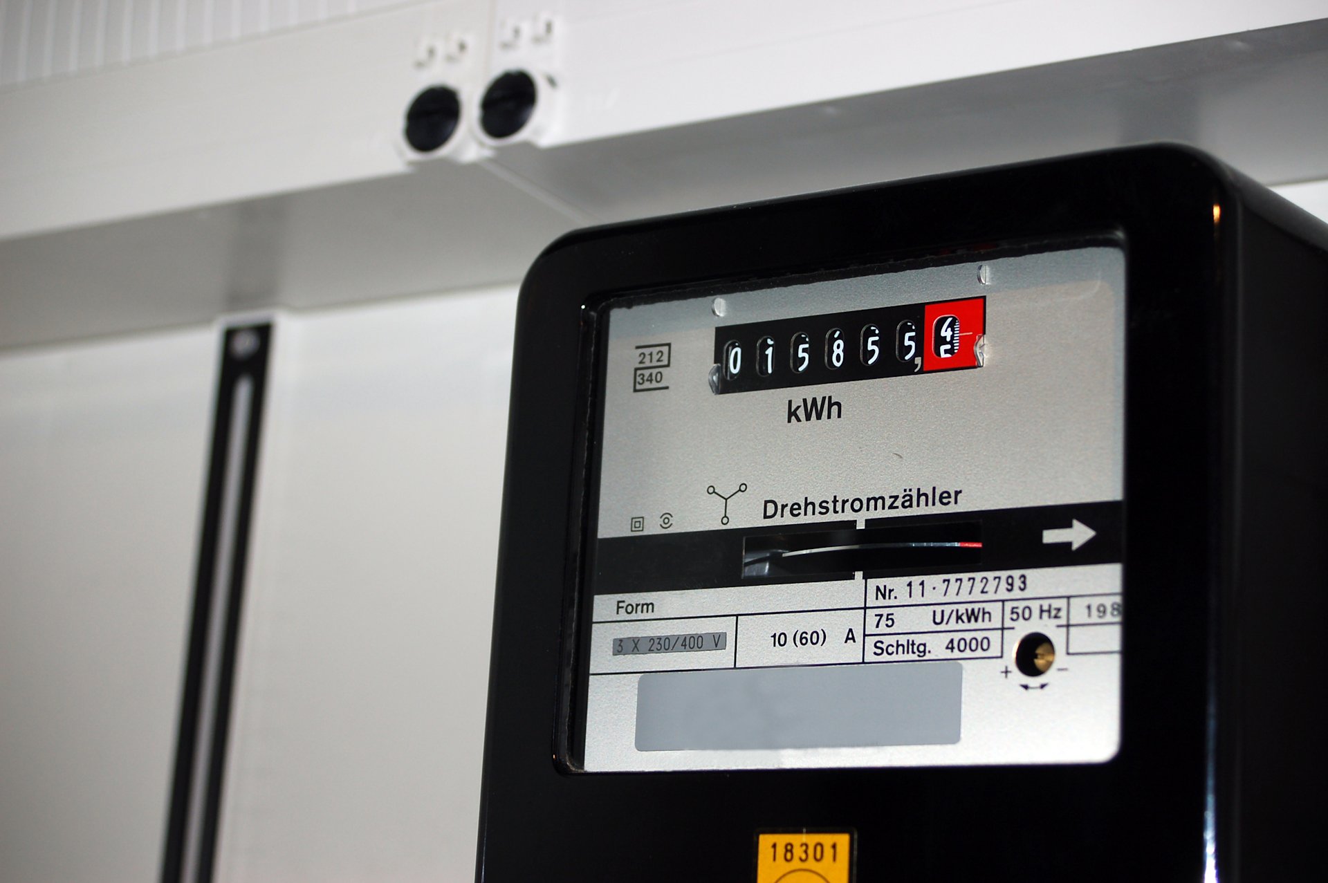 Stromzähler mit abgelesenem Verbrauch.