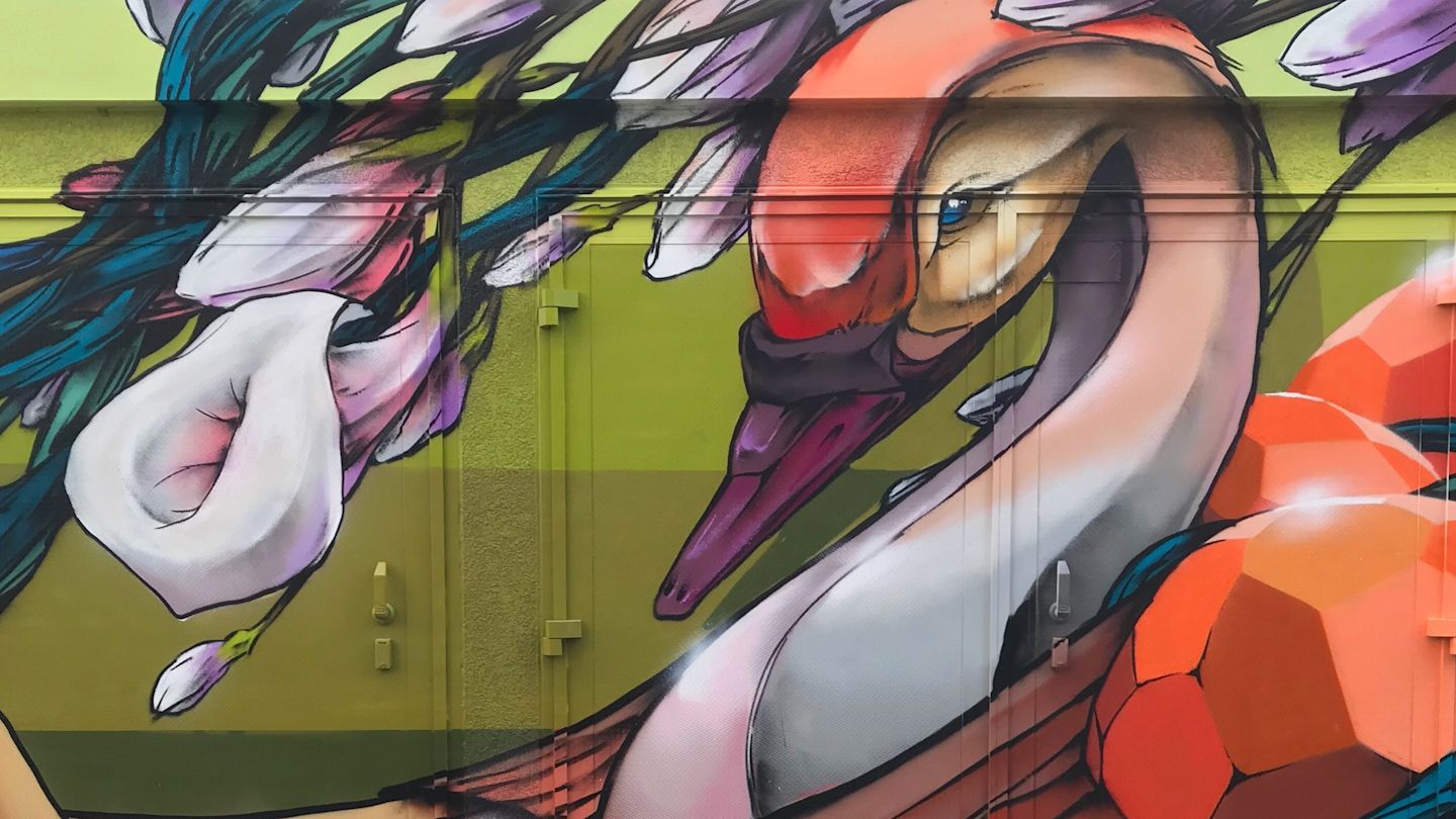 Graffiti: Schwan mit Blumen.