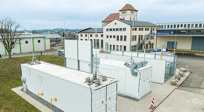 Vorne: Mischgasanlage, Mitte: Elektrolyseur, hinten: Wasserstoffreservespeicher