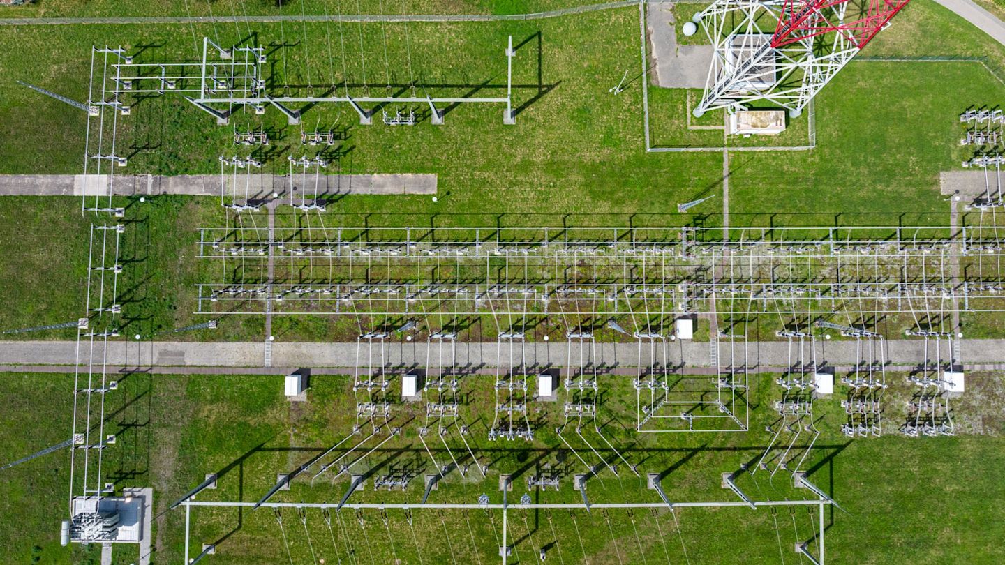 Hochspannungsanlage aus der Vogelperspektive.