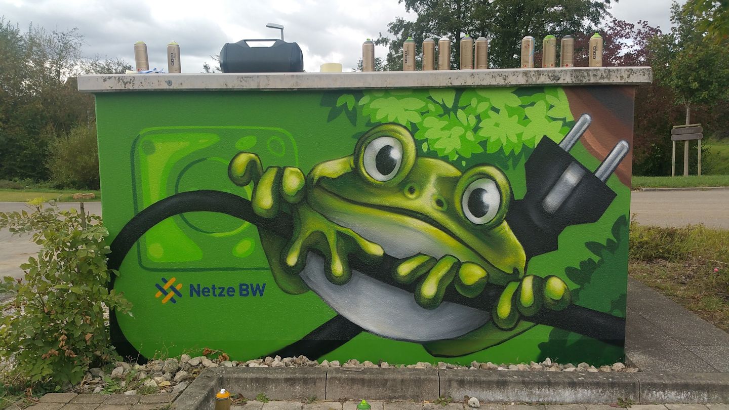 Graffiti auf Trafostation: Frosch an Stromkabel, Netze BW.