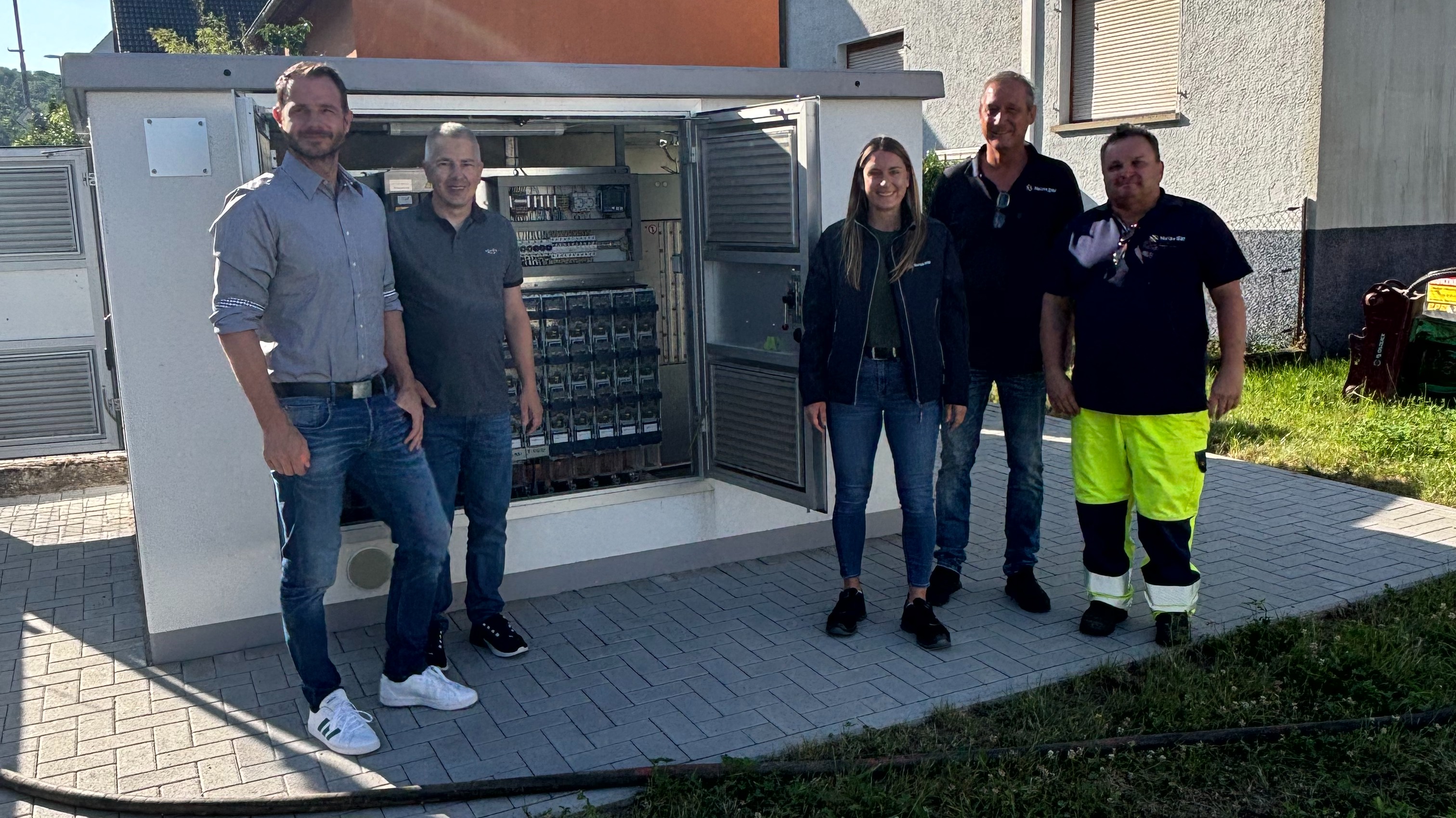 (v.l.n.r.) Bürgermeister Thomas Maag, Amtsleiter Service, Logistik und Versorgung Marco Naß, Any Schlatterer Regionalmanagerin Netze BW, Reiner Eisenmann Baukoordinator Netze BW, André Schuster Elektromonteur Netze BW
