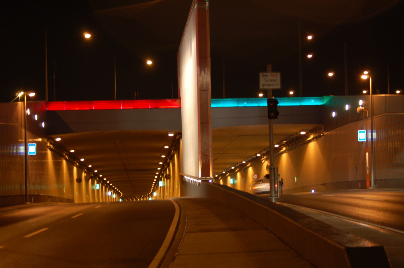 Autobahntunnel bei Nacht.