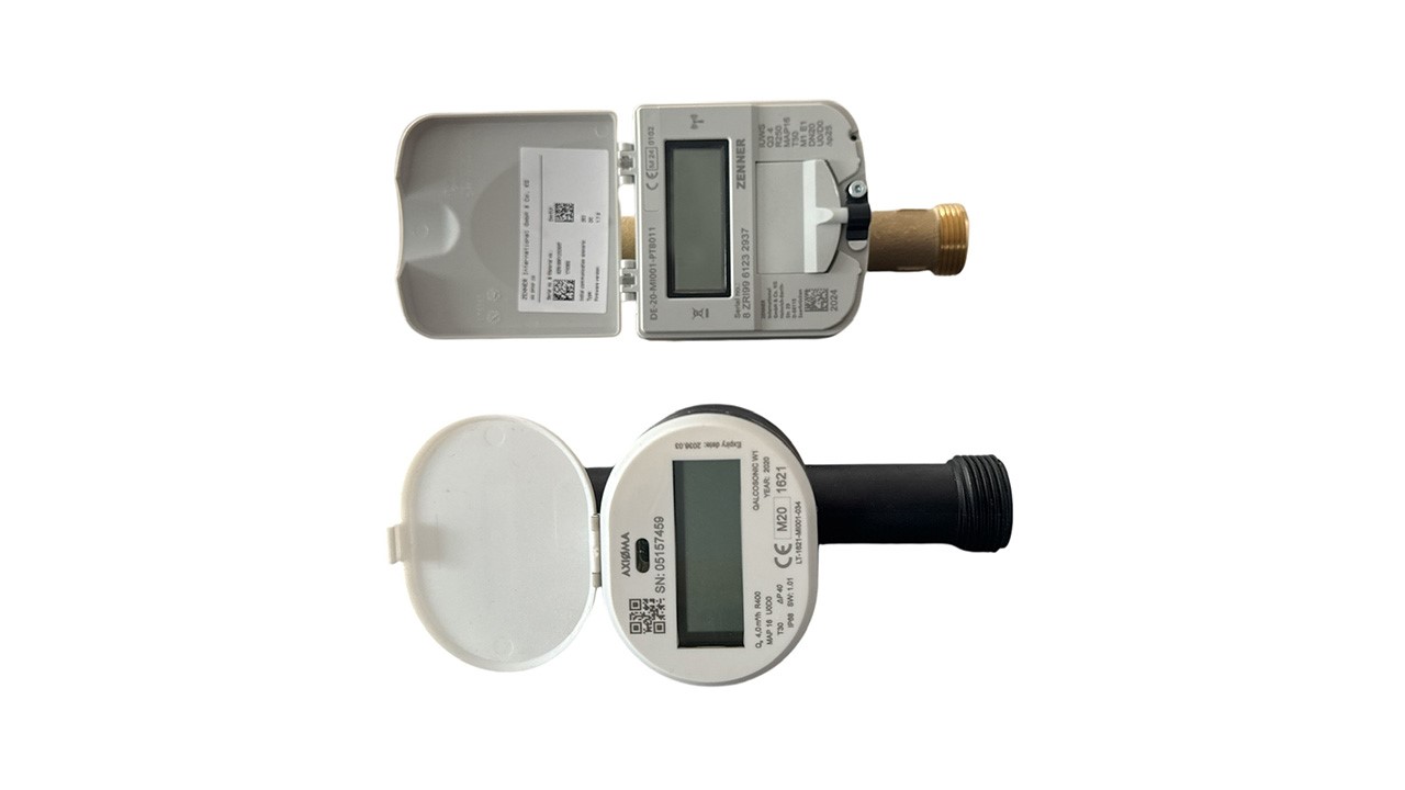 Zwei Wasserzähler mit Displays.