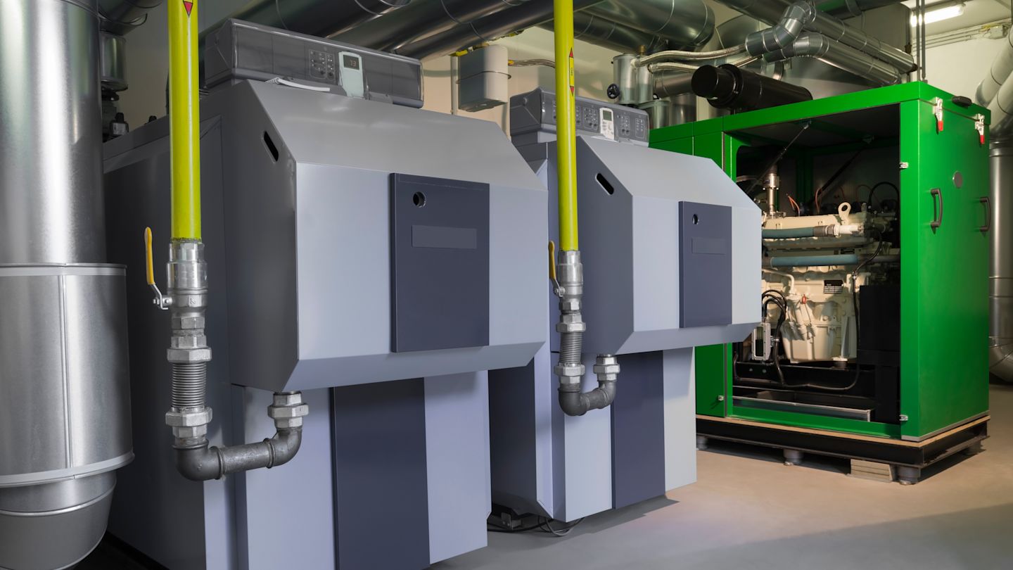 Heizkesselanlage im Technikraum.