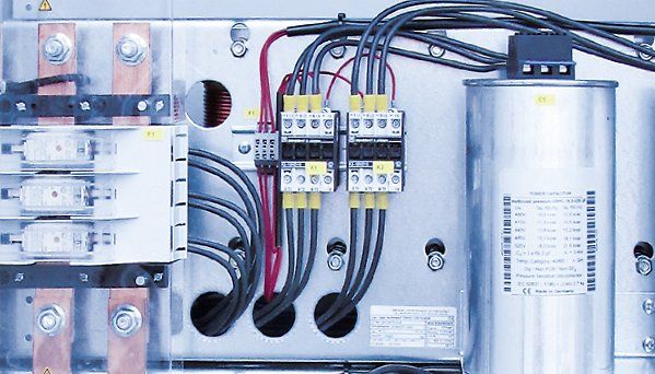 Schaltkasten mit Kondensator und Relais.