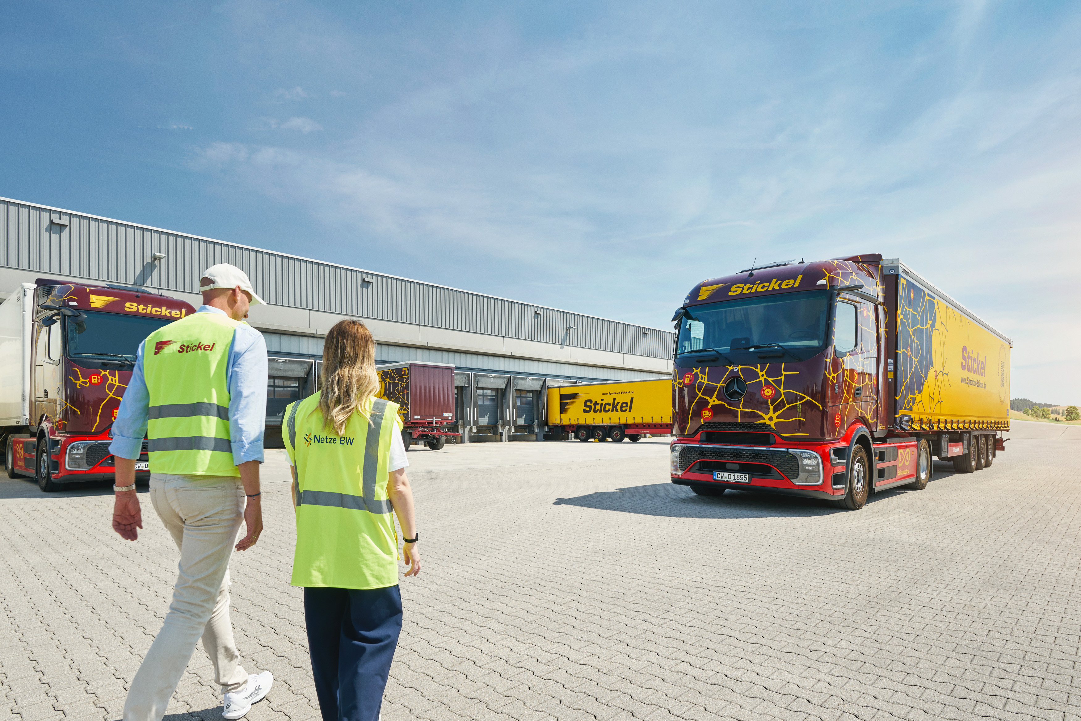 Netze BW und Stickel Mitarbeiter vor einem LKW.