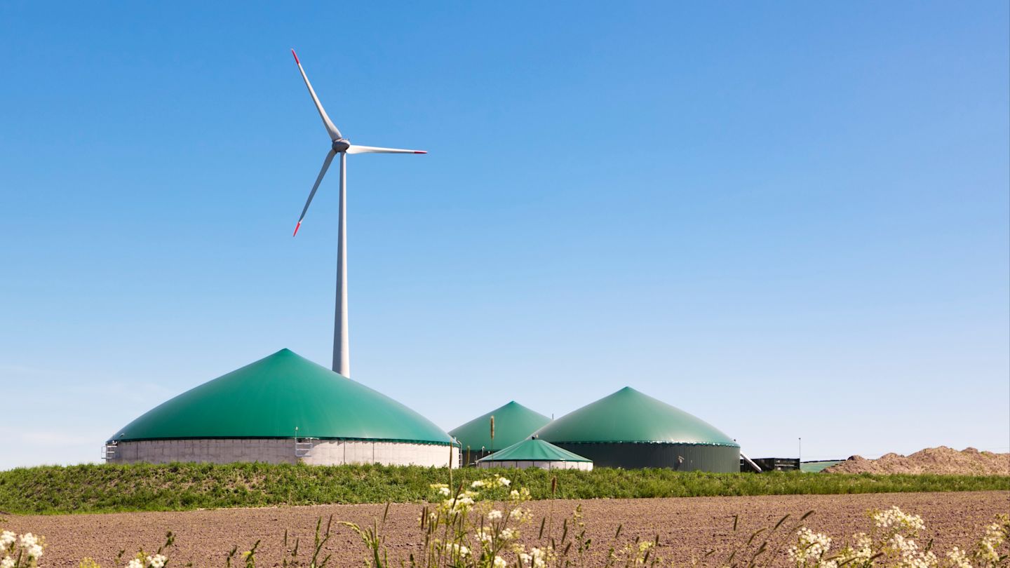 Biogasanlage mit Windkraftanlage.