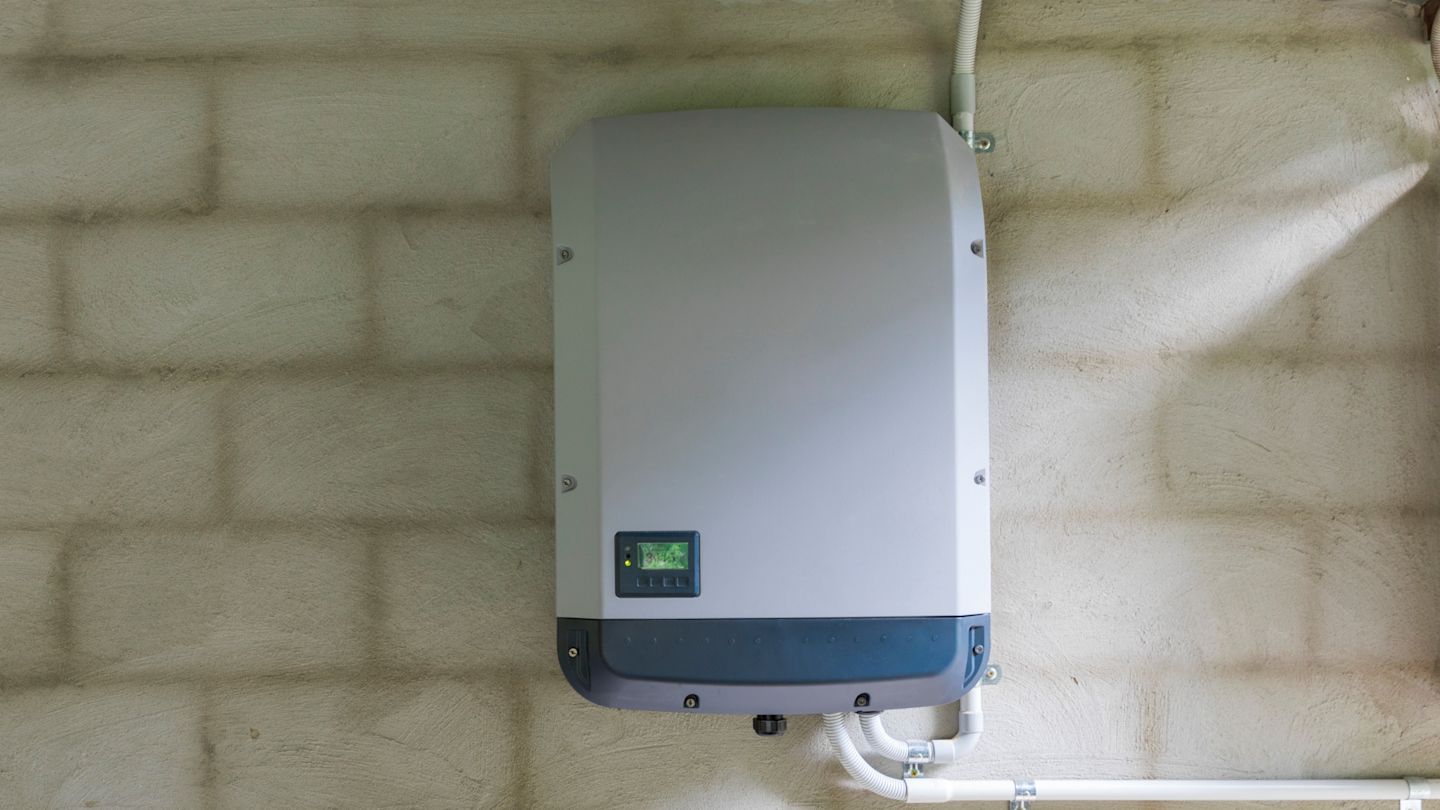 Solarwechselrichter an der Wand.