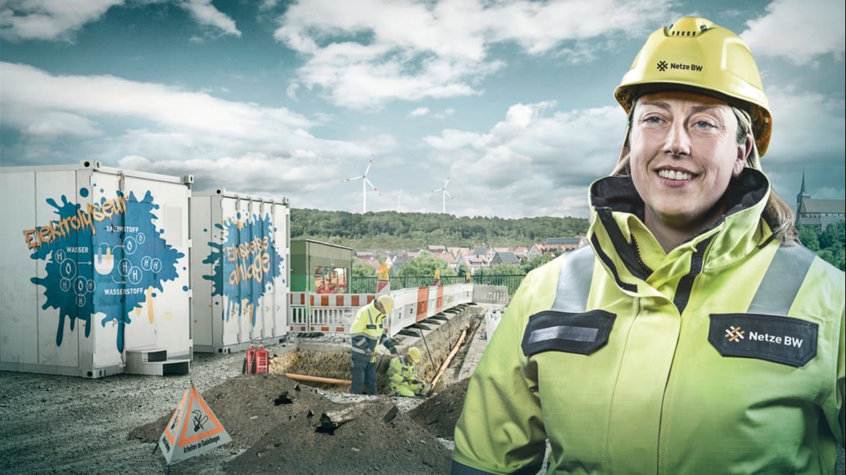 Netze BW Mitarbeiterin steht vor einer Baustelle.