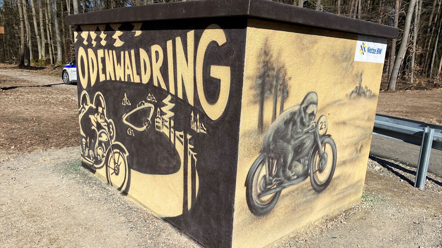 Wandgemälde mit Motorradmotiven und Aufschrift "Odenwaldring".