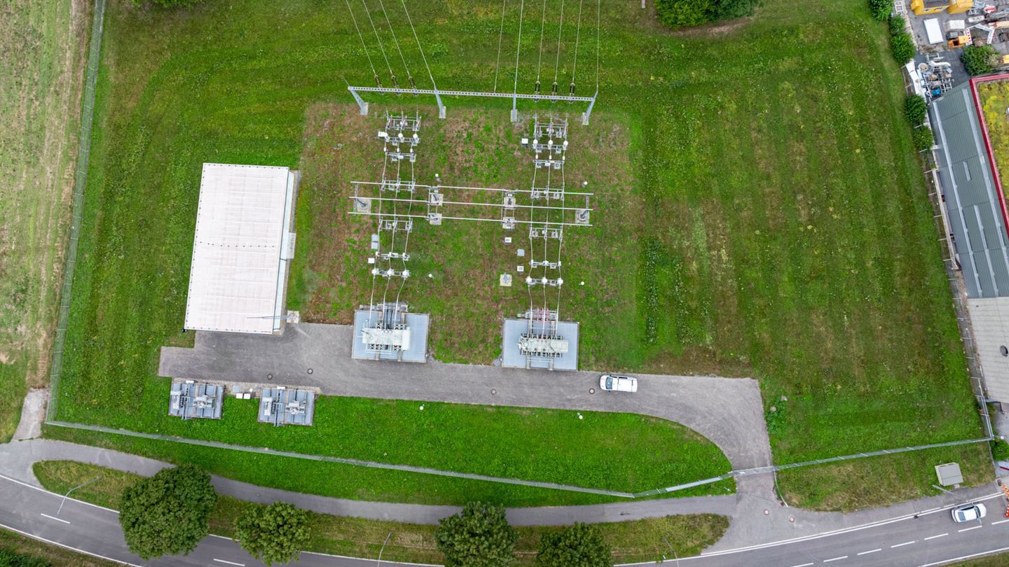 Luftbild: Umspannwerk auf Wiese.