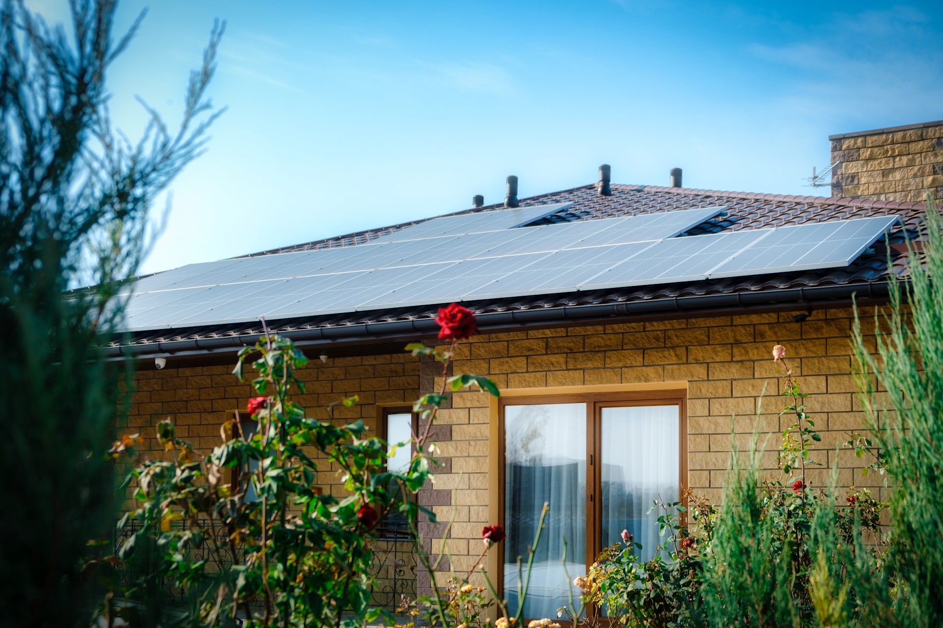 Solaranlage auf einem Hausdach.