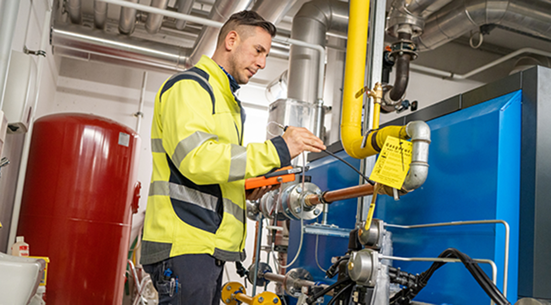 Monteur stellt Heizungsanlage von Gas auf Wasserstoff um.