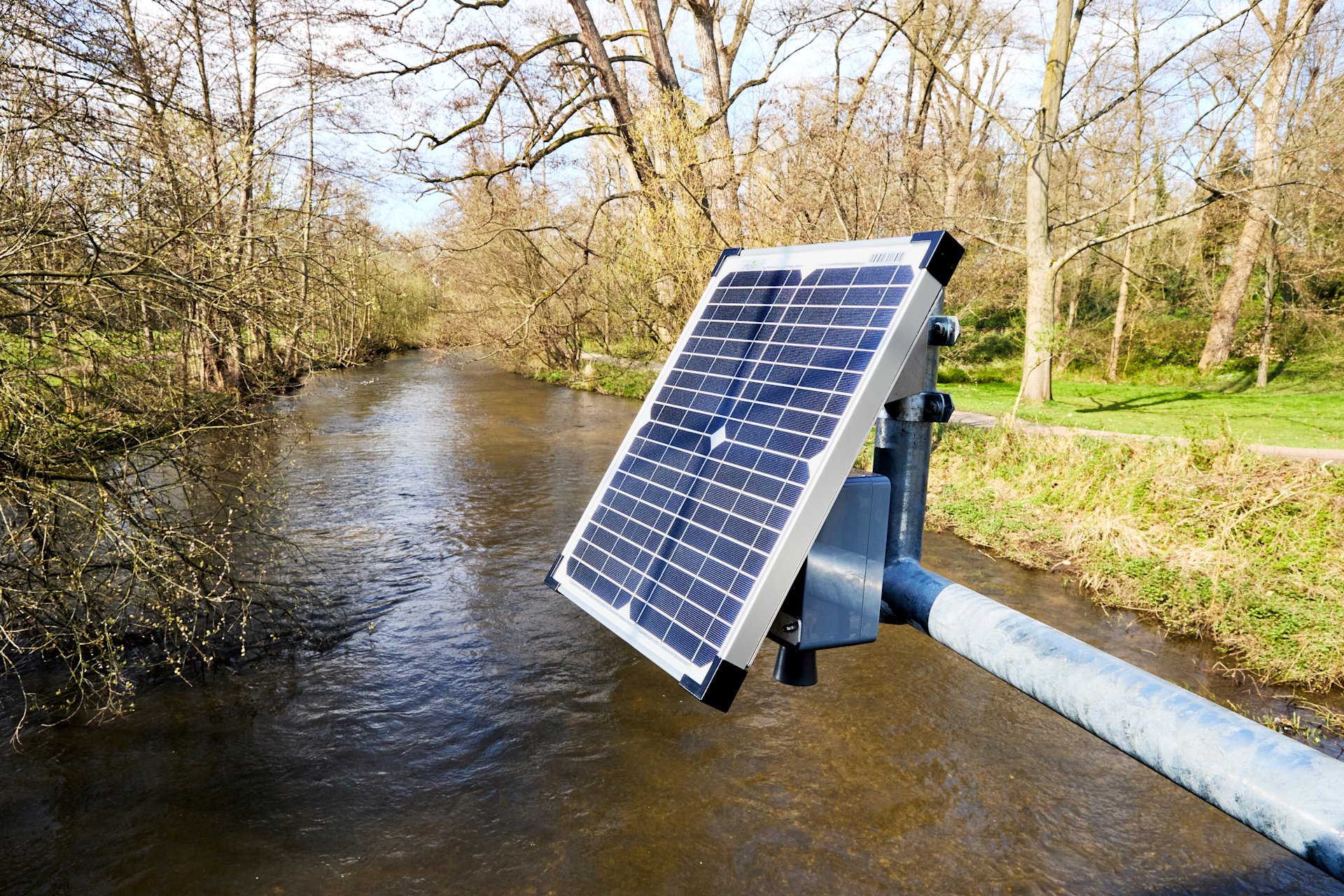 Solarpanel über einem Fluss befestigt.