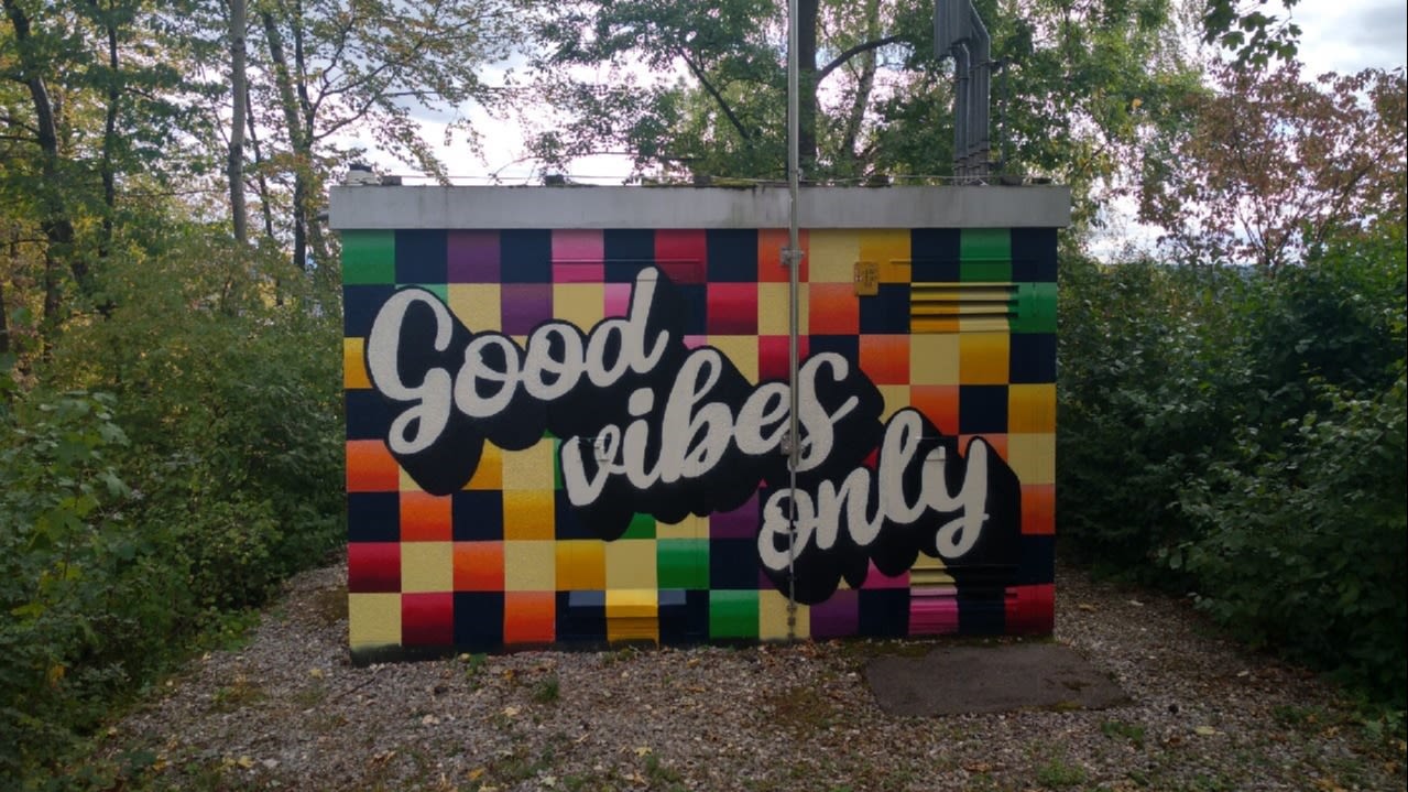 Buntes Graffiti: „Good vibes only“ an einer Wand.