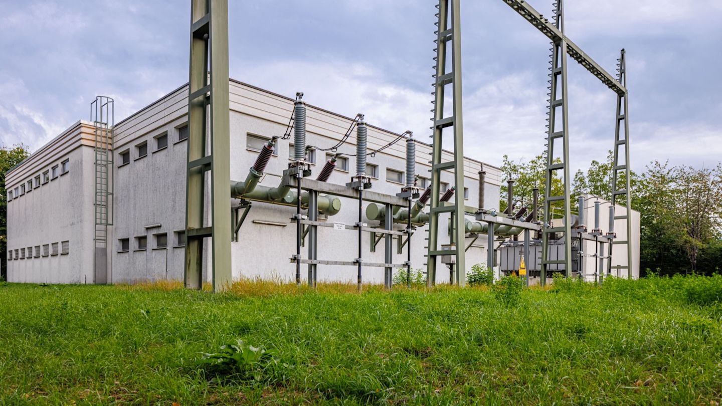 Umspannwerk mit Gebäude.