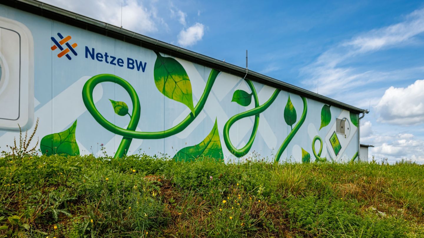 Netze-BW-Gebäude mit grünem Graffiti an der Wand.
