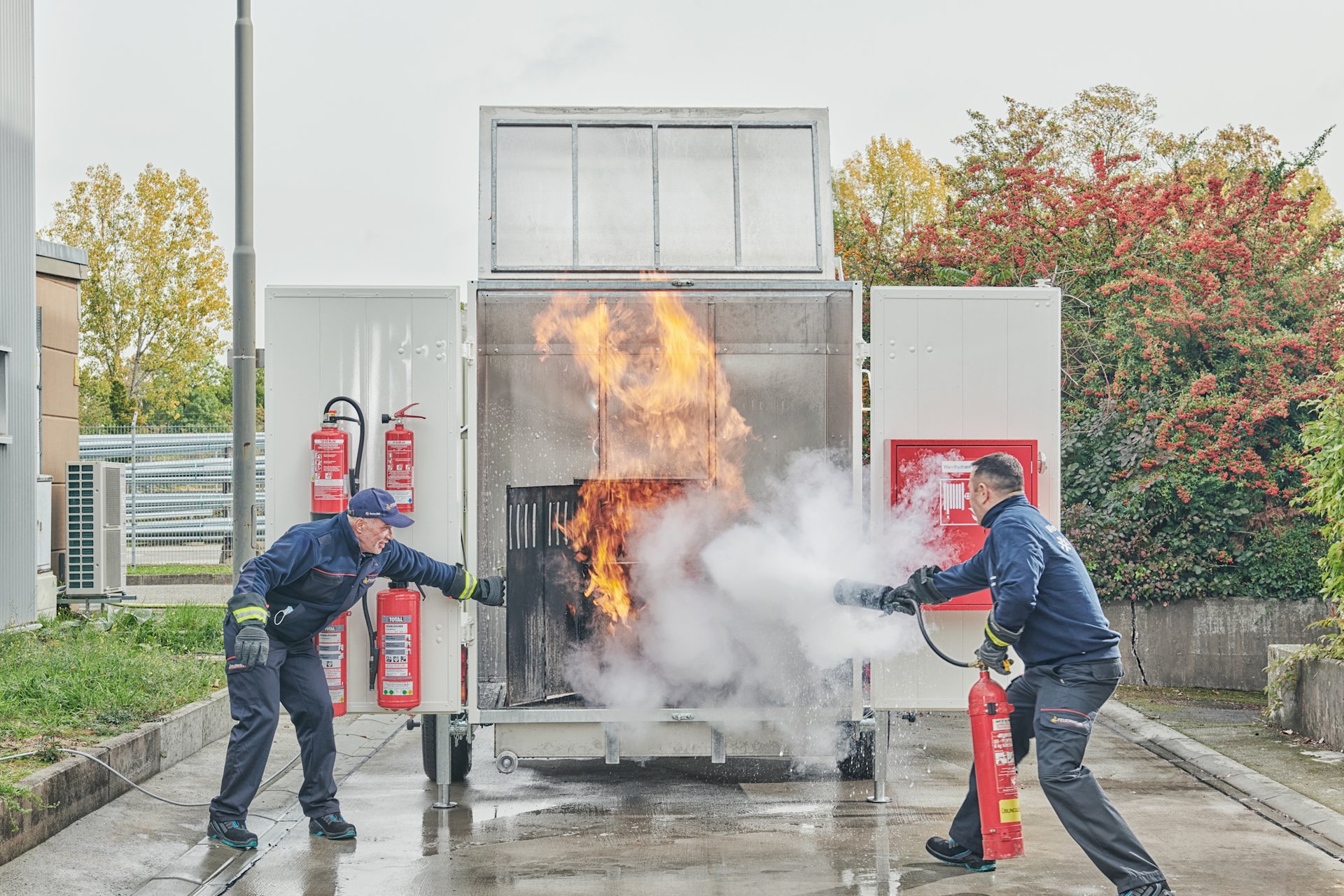 Feuerlöschübung mit Feuerlöschern.