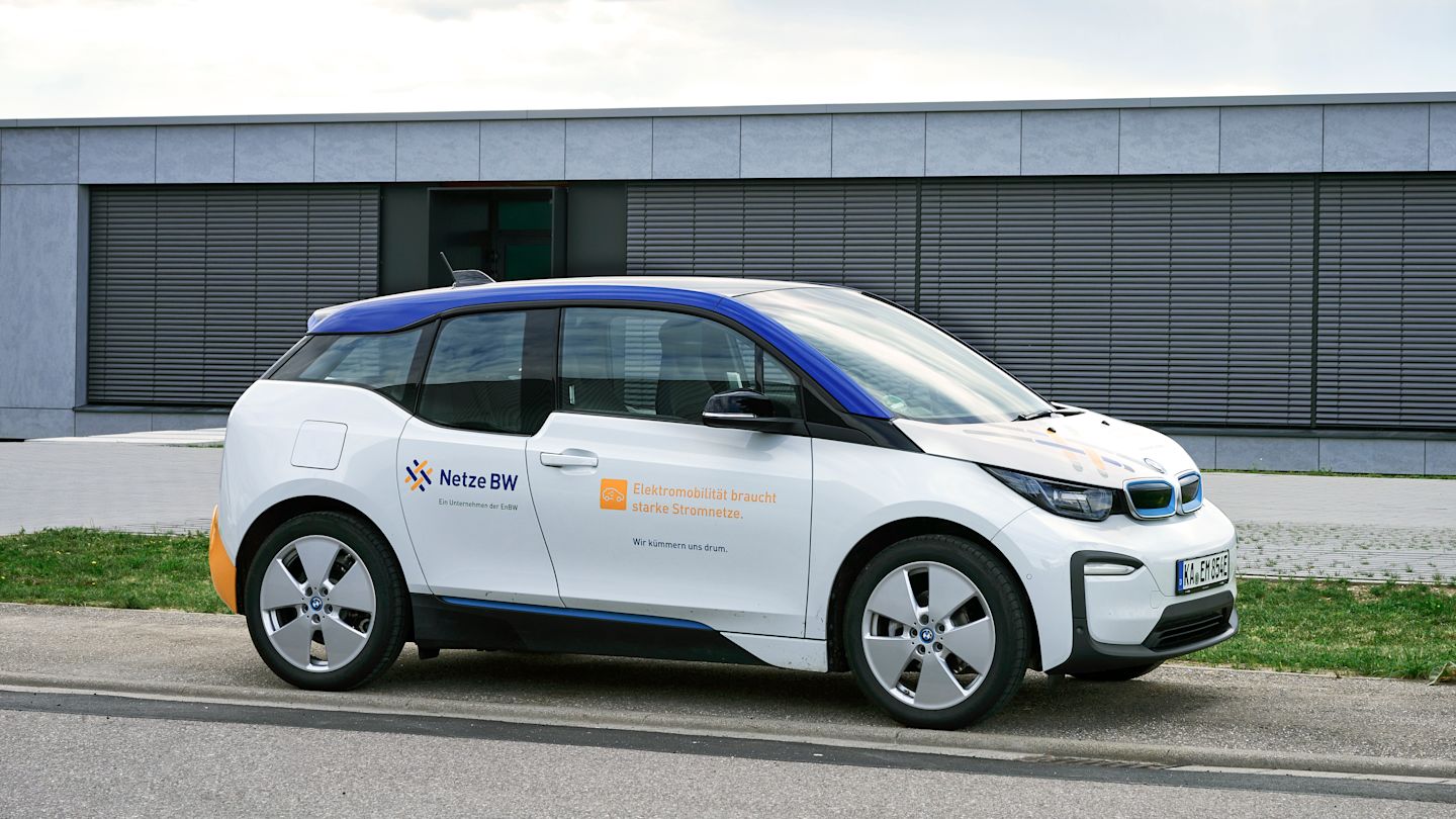 Weißer BMW i3 mit Netze-BW-Logo.