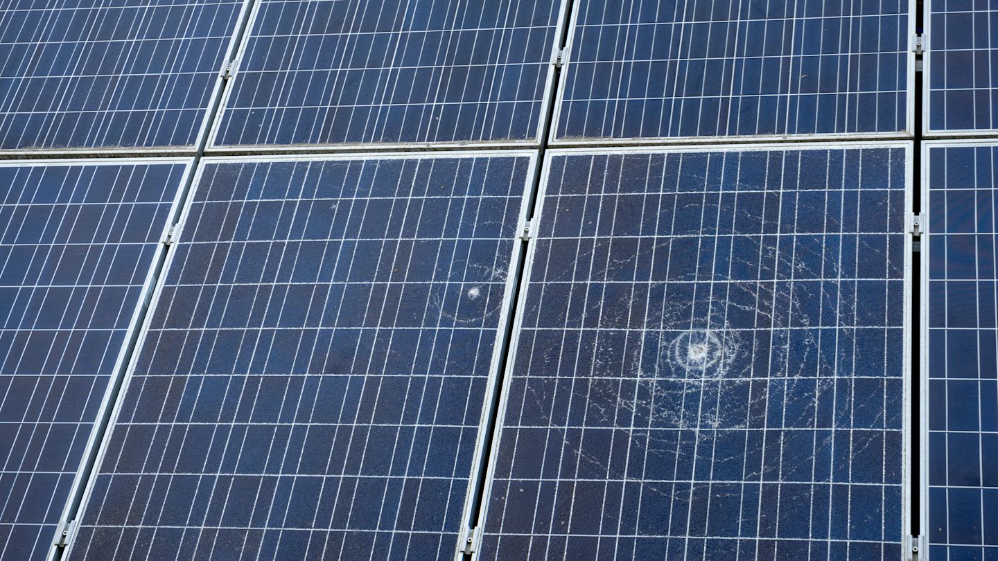 Beschädigte Solarpaneele.