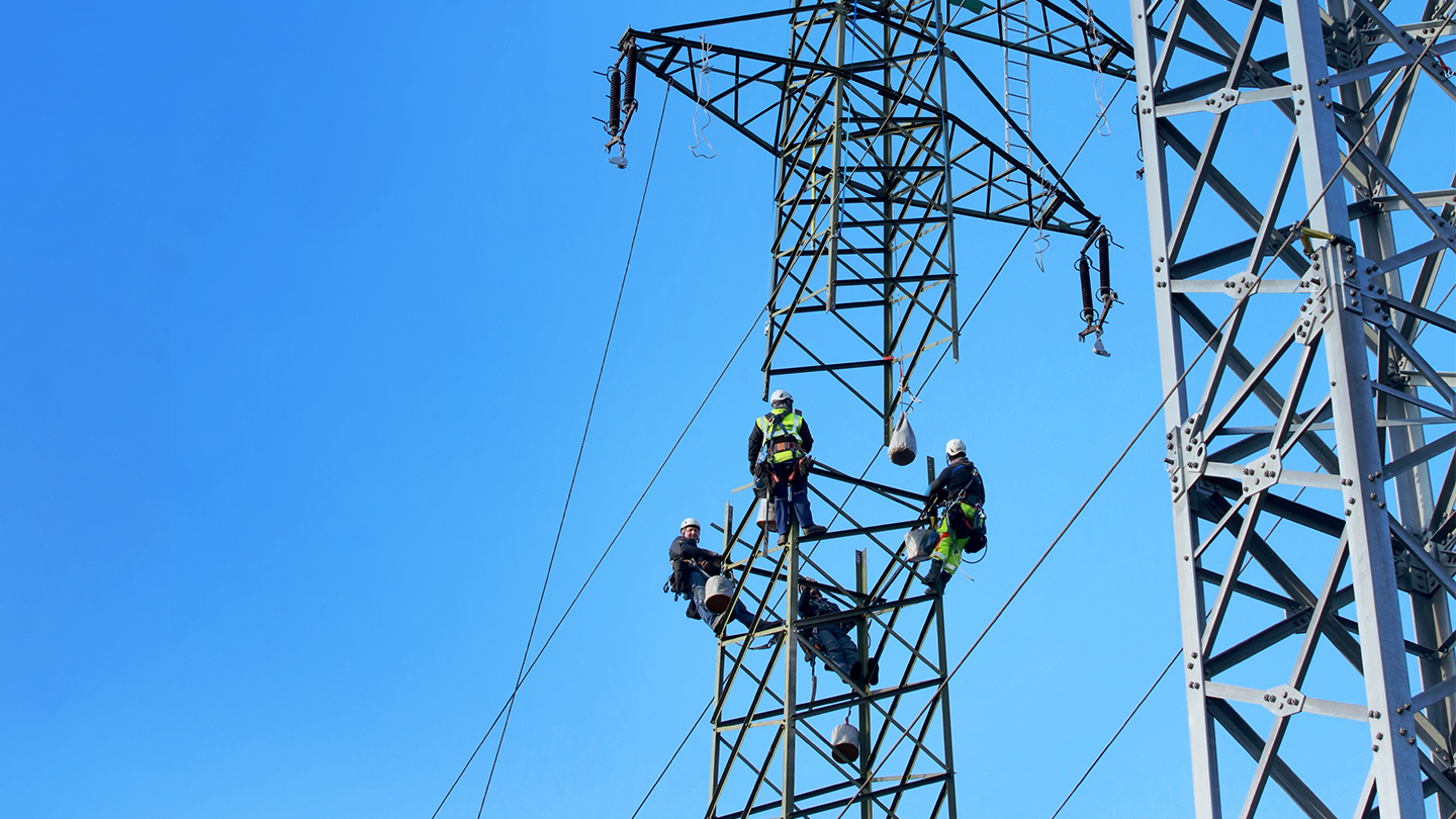 Monteure bei Arbeiten am Hochspannungsmast.